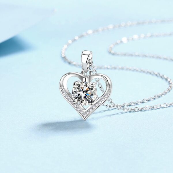 AZ868-X 18K White Gold Platinum Pt950 1 Carat Moissanite Necklace for Women Love Heart Pendant Luxury Collarbone Chain for Girlfriend