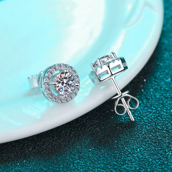 AZ212-E 1.0 ct Moissanite S925 Silver Stud Earrings for Women Plated Pt950 Hollow Round Pattern Ear Studs Lover's Gift Jewelry Wholesale