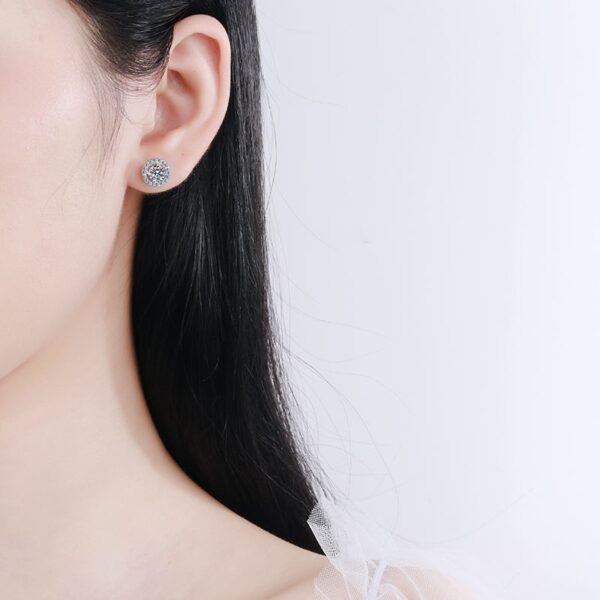 AZ212-E 1.0 ct Moissanite S925 Silver Stud Earrings for Women Plated Pt950 Hollow Round Pattern Ear Studs Lover's Gift Jewelry Wholesale