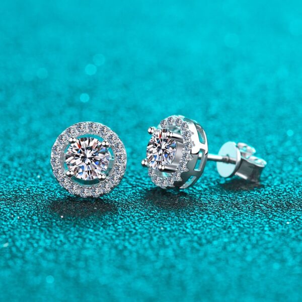 AZ212-E 1.0 ct Moissanite S925 Silver Stud Earrings for Women Plated Pt950 Hollow Round Pattern Ear Studs Lover's Gift Jewelry Wholesale