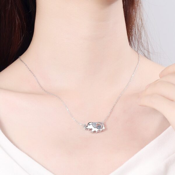 AZ986-S Exquisite PT950 Platinum Women's 2.4-carat rectangular chamfered edge row diamond blue color stone mossanite bracelet